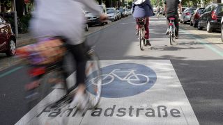 Symbolbild - Fahrradfahrer radeln am 07.07.2020 auf der Ossietzkystraße in Berlin-Pankow. (Bild: dpa/Jörg Carstensen)