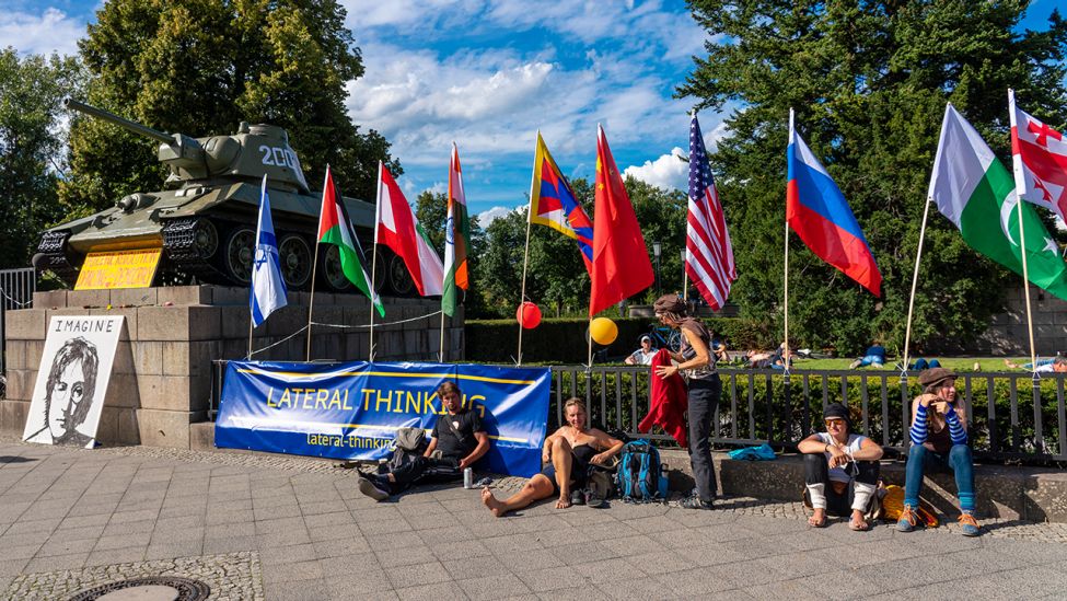 Demonstranten mit Fahnen am 29.08.2020 in Berlin (Quelle: dpa/sulupress)