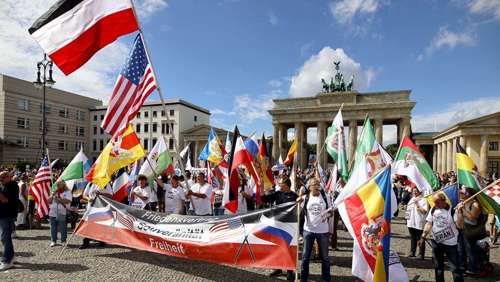 Demonstranten am 29.08.2020 am Brandenburger Tor in Berlin (Quelle: dpa/Christoph Hardt)