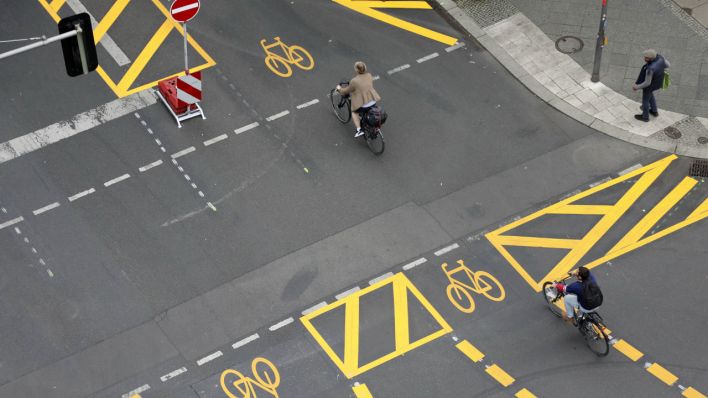 Radfahrer sind neuen Radweg in Berlin Unterwegs. (Quelle: dpa/Sebastian Gabsch)