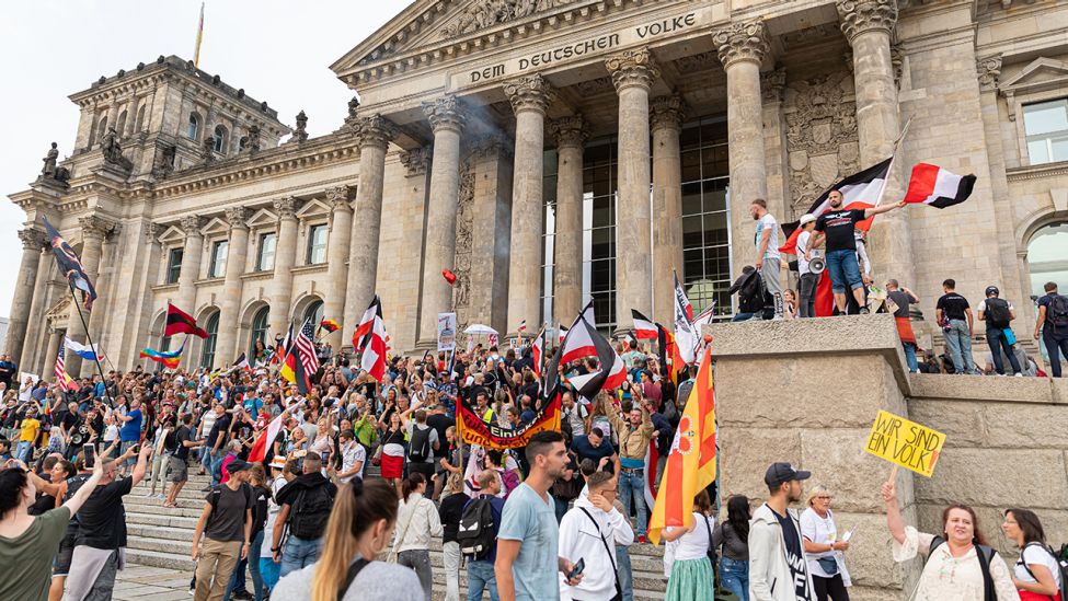 29.08.2020, Berlin: Teilnehmer einer Kundgebung gegen die Corona-Maßnahmen stehen auf den Stufen zum Reichstagsgebäude (Quelle: NurPhoto/dpa)