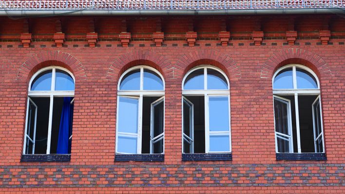 Die Fenster eines Klassenzimmers an einer Schule in Berlin sind als Massnahme gegen die Ausbreitung des neuartigen Coronavirus während des Unterreichts geoeffnet. (Quelle: dpa/Wolfram Steinberg)