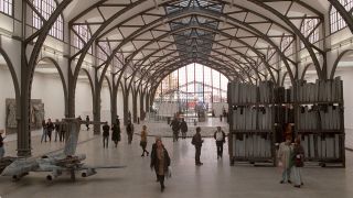 Die ersten Besucher bestaunen nach der Eröffnung am 1.11.1996 die neue Kunsthalle im ehemaligen Hamburger Bahnhof in Berlin. (Quelle: dpa/Peer Grimm)