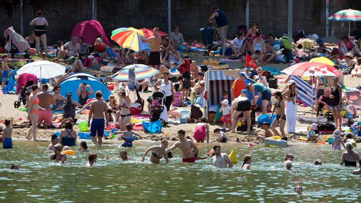 Archiv - Zahlreiche Besucher vergnügen sich bei großer Sommerhitze im Strandbad Plötzensee (Bild: dpa/Soeren Stache)