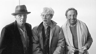 Archivbild: Die Künstler Joseph Beuys (l), Andy Warhol (M) und Robert Rauschenberg bei der Pressekonferenz am 03.03.1982 anlässlich ihrer Ausstellungseröffnung: "Beuys, Rauschenberg, Twombly, Warhol - Die Sammlung Dr. Erich Marx". (Quelle: dpa/Konrad Giehr)