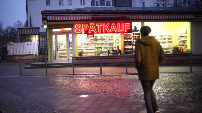 Die Leuchtschrift an einem "Späti" strahlt am 07.02.2020 in Berlin im Bezirk Steglitz-Zehlendorf (Quelle: dpa/Wolfram Steinberg)