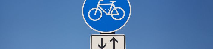 Ein Schild signalisiert zusammen mit Pfeilen, dass Radfahrer hier in beide Richtungen fahren dürfen. (Quelle: dpa/Wolfram Steinberg)