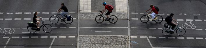 Fahrradfahrer fahren am großen Stern über die Straße. (Quelle: dpa/Fabian Sommer)