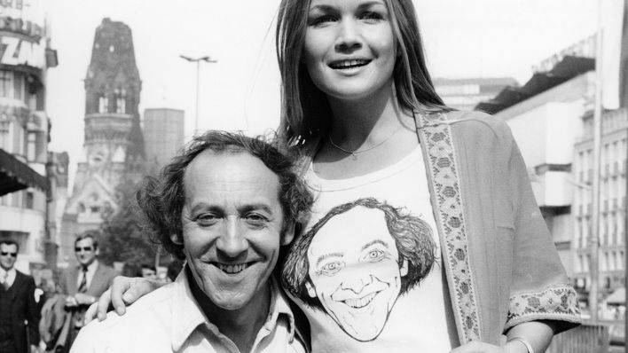Dieter hallervorden mit einem Fan in Berlin /Mitte der 70er Jahre (Quelle: dpa/Keystone)