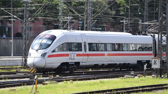 Symbolbild: Ein fahrender ICE-Zug der Deutschen Bahn. (Quelle: dpa/S. Simon)