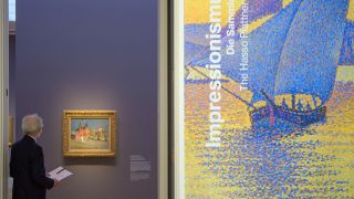 Ein Mann betrachtet während des Rundgangs zur Eröffnung der neuen Ausstellung «Impressionismus. Die Sammlung Hasso Plattner» im Museum Barberini das Gemälde «Der Strand von Sainte-Adresse» (1906) von Raoul Dufy