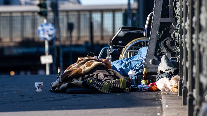 01.08.2020, Berlin: Obdachlose liegen auf einer Brücke unweit des Bahnhof Friedrichstraße (Bild: dpa/Paul Zinken)