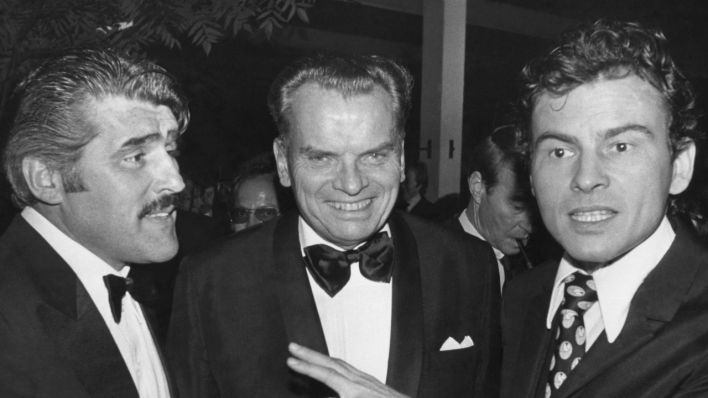 Alfred Bauer (M.) gemeinsam mit den Schauspielern Mario Adorf (l.) und Horst Buchholz 1975 in Cannes (Quelle: AP)