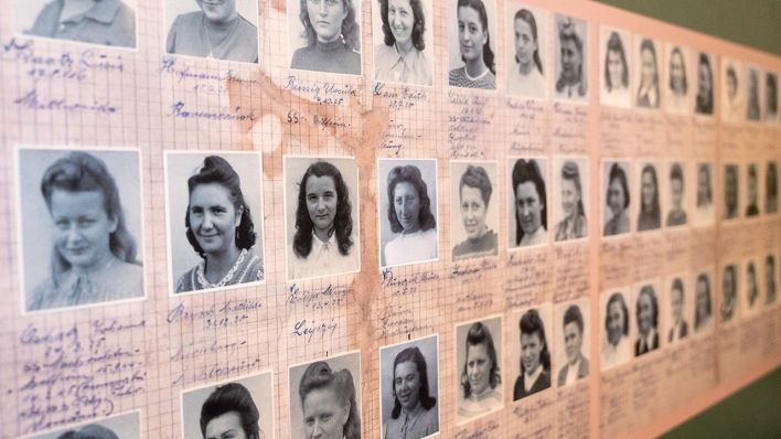Eine Tafel zeigt die Porträts von Frauen als Teil der Ausstellung "Im Gefolge der SS" in der Gedenkstätte RAvensbrück (Quelle: DPA/Christophe Gateau)