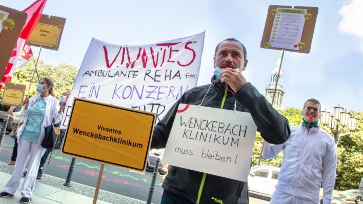Mitarbeiter des Vivantes-Wenckebach-Klinikums protestieren im Mai 2020 gegen die Neuausrichtung des Hauses (Quelle: DPA/Andreas Gora)