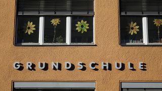 Symbolbild: In den Fenstern einer Berliner Grundschule hängen gebastelte Sonnenblumen (Bild: imago images)