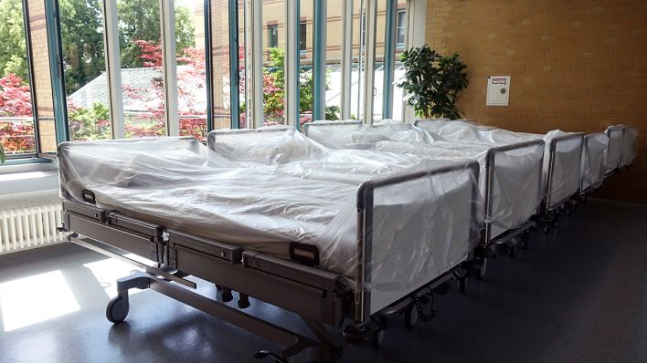 Frisch bezogene und abgedeckte Krankenhausbetten stehen in einem Berliner Krankenhaus (Bild: imago images/Frank Sorge)