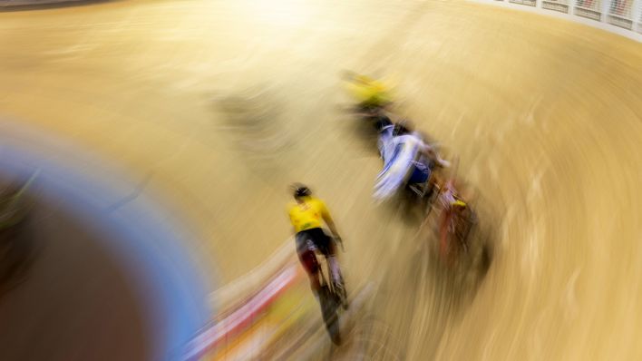 Radrennfahrer auf einer Rennbahn (Symbolbild). Quelle: imago images/Sven Simon