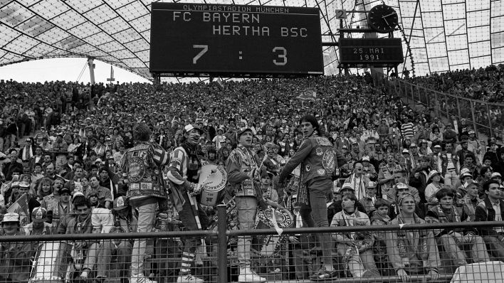 Die Anzeigetafel zeigt das Ergebnis: Hertha verliert mit 3:7 im Münchner Olympiastadion. Quelle: imago images/Sven Simon