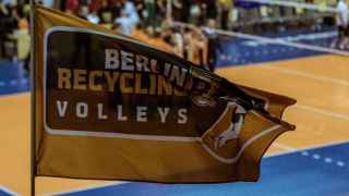Eine Fahne mit dem Logo der BR Volleys. Quelle: imago images/Gerold Rebsch