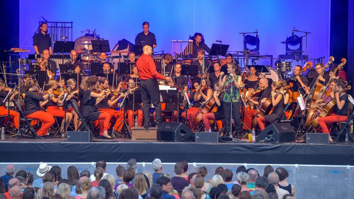 Archivbild: Konzert von STÜBAPHILHARMONIE & ALIN COEN BAND bei der Kulturarena Jena auf dem Theatervorplatz. (Quelle: imago images/H. John)