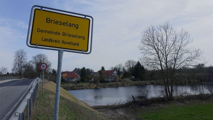 Ortseingangsschild der Gemeinde Brieselang im Havelland (Quelle: imago images/Steinach).