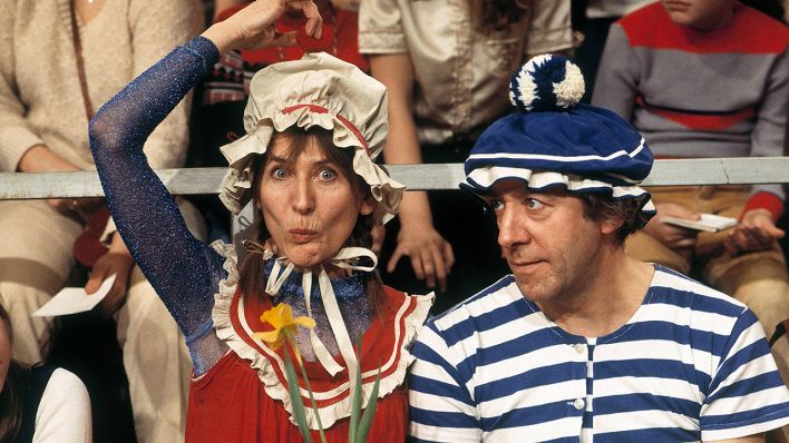 Helga Feddersen und Dieter Hallervorden 1979 in der ZDF-Hitparade mit dem Lied "Du, die Wanne ist voll" (Quelle: Imago/Grimm)