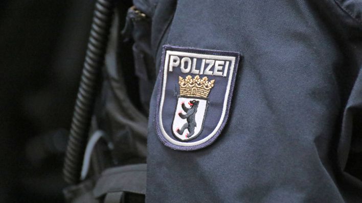 Wappen der Berliner Polizei auf dem Einsatzanzug eines Polizisten. (Quelle: imago images)
