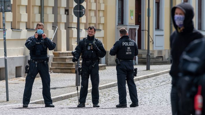 Polizisten stehen in der Potsdamer Innenstadt und überwachen die Einhaltung der Corona-Regeln. Quelle: www.imago-images.de