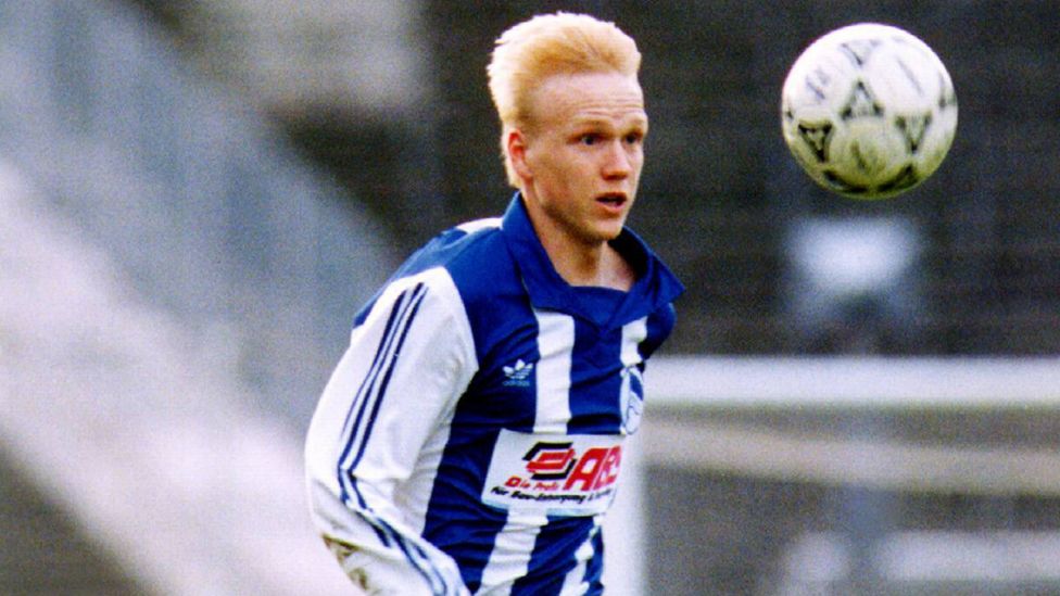 Carsten Ramelow 1994 in einem Spiel für Hertha BSC. Quelle: imago images/Oliver Behrendt