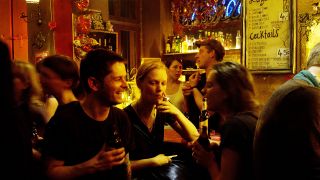 Archivbild: Gäste trinken und rauchen im Schokoladen Berlin Mitte. (Quelle: imago images/D. Heerde)