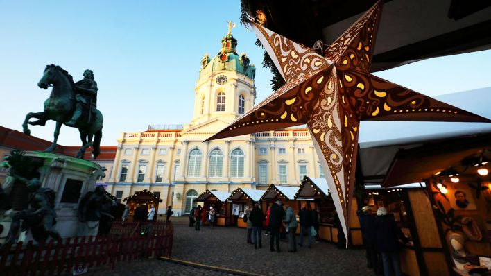 Weihnachtsmarkt vor dem Schloss Charlottenburg (Quelle: imago images/Müller-Stauffenberg)