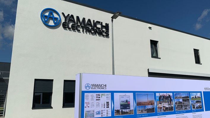 Außenfassade mit Schriftzug "Yamaichi Electronics" (Quelle: Michel Nowak)