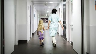 Ein Kind ein einem Krankenhaus (Quelle. dpa/Amelie Benoist)