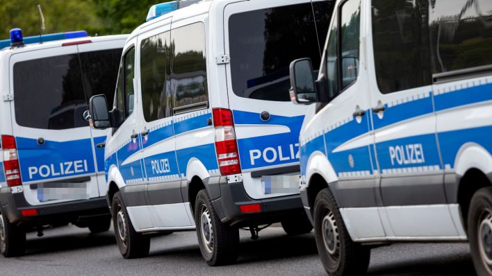 Polizeitranporter stehen in Brandenburg am Straßenrand (Quelle: dpa/Andreas Franke)