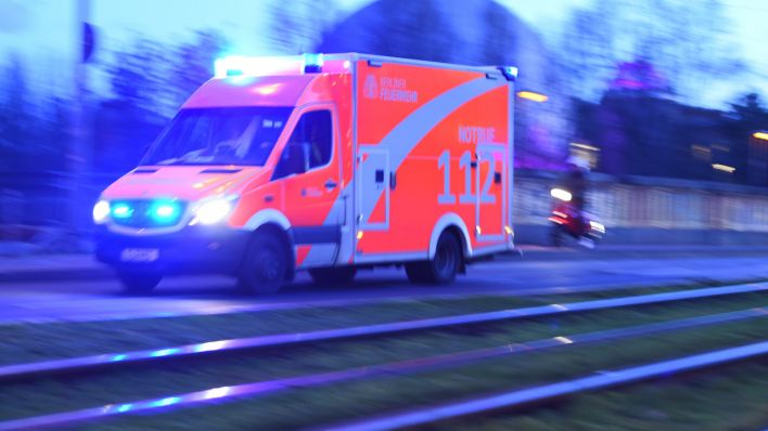 Ein Rettungswagen der Feuerwehr fährt mit Blaulicht in Berlin (Quelle: dpa/Sonja Wurtscheid)
