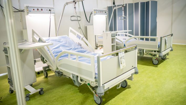 ARCHIV: Leere Betten stehen im Corona-Behandlungszentrum Jaffestraße auf dem Berliner Messegelände