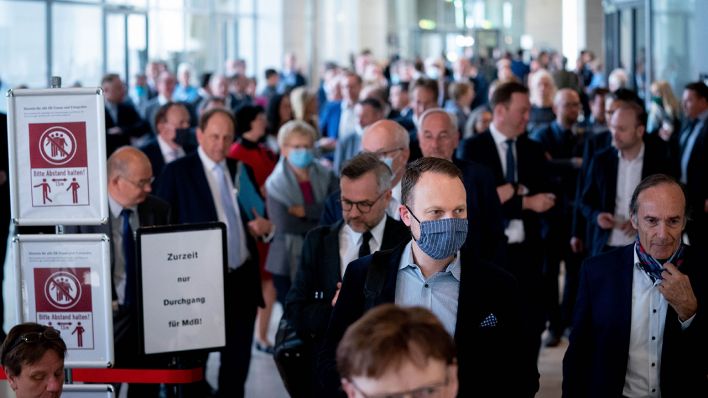 Symbolbild/Archiv - Bundestagsabgeordnete warten auf die Stimmabgabe bei einer namentlichen Abstimmung in einer Warteschlange bei der Sitzung des Bundestages am 14.05.2020. Einige tragen einen Mund-Nasen-Schutz. (Bild: dpa/Kay Nietfeld)