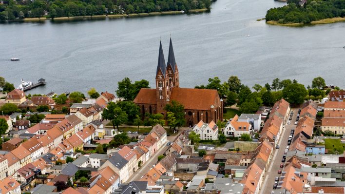 Die Türme der Klosterkirche Sankt Trinitatis (Mitte) im brandenburgischen Neuruppin (Quelle: dpa/Paul Zinken)