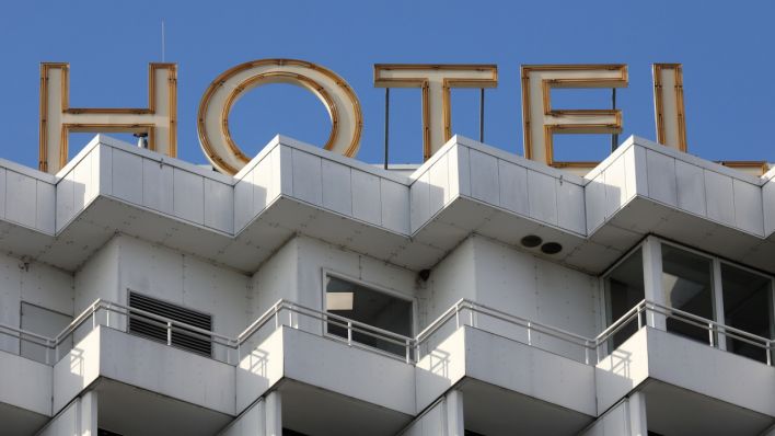 Das Wort "Hotel" auf dem Dach eines Hotels. (Quelle: Bernd Wüstneck/dpa)