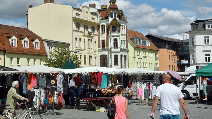 Archivbild: Auf dem Markt in Finsterwalde bieten am 22.07.2020 Händler ihre Waren an. (Quelle: dpa/Bernd Settnik)