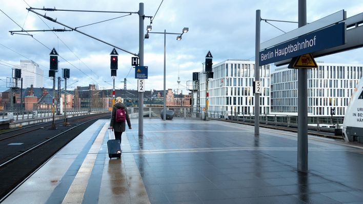 Eine Reisende läuft am Berliner Hauptbahnhof auf einem Bahnsteig entlang. (Bild: dpa/Karl-Heinz Spremberg)