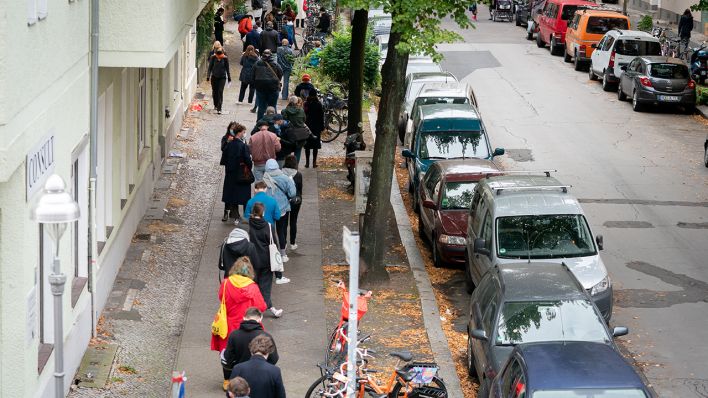 Menschen stehen am 08.10.2020 in einer langen Schlange vor einer Arztpraxis im Berliner Bezirk Neukölln für einen Corona-Test an. (Quelle: dpa/Kay Nietfeld)