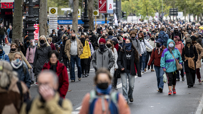Teilnehmer der Demonstration "Wir müssen reden" laufen am 10.10.2020 durch die Berliner Innenstadt. (Quelle: dpa/Fabian Sommer)