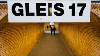 Am Bahnhof Grunewald hängt ein Schild mit der Aufschrift "Gleis 17". (Quelle: dpa/Christophe Gateau)