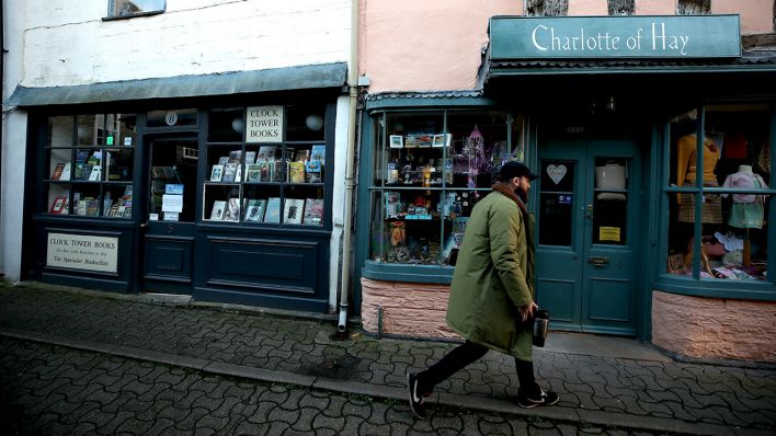 Am 27.10.2020 läuft ein Mann an geschlossenen Geschäften in Hay-on-Wye, Wales, vorbei. (Quelle: dpa/Nick Potts)