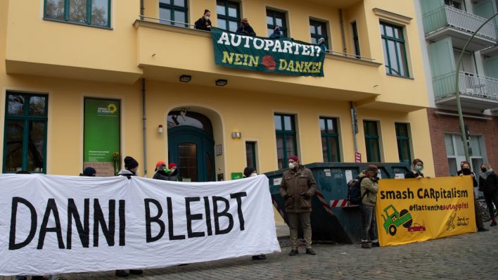 Demonstranten stehen vor der Bundesgeschäftsstelle von Bündnis 90/Die Grünen. (Quelle: dpa/Paul Zinken)