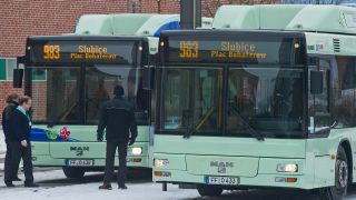 Archivbild: Zwei Busse mit der Aufschrift «983 Slubice Plac Bohaterow» (Platz der Helden) stehen am 09.12.2012 in Frankfurt (Oder) (Brandenburg). (Quelle: dpa/Patrick Pleul)