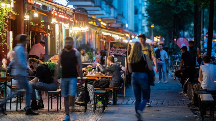 23.09.2020, Berlin: Menschen sitzen in Restaurants und Bars in Friedrichshain (Bild: dpa/Christophe Gateau)