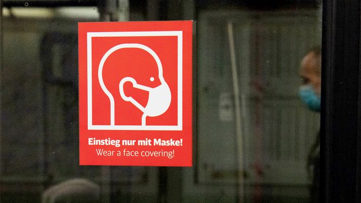 Ein Schild klebt an der Scheibe eines Zuges im Bahnhof Alexanderplatz und weist auf die Maskenpflicht hin (Quelle: DPA/Paul Zinken)